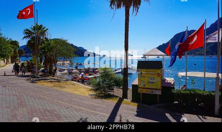 Icmeler, Turquie - 22 septembre 2022 : vue sur la plage d'Icmeler dans la ville de Marmaris. Paysage d'été sur la côte méditerranéenne en Turquie. Banque D'Images