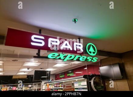 Hambourg, Allemagne - 16. Octobre 2022 : un grand logo illuminé de la compagnie de supermarché nom Spar à l'entrée d'un magasin. Banque D'Images