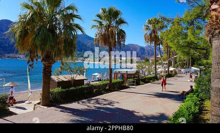 Icmeler, Turquie - 22 septembre 2022 : vue sur la plage d'Icmeler dans la ville de Marmaris. Paysage d'été sur la côte méditerranéenne en Turquie. Banque D'Images