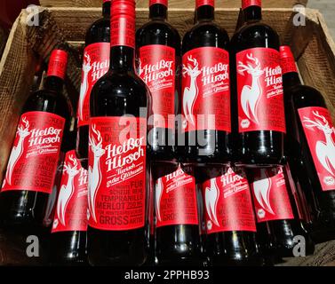 Kiel, Allemagne - 16. Octobre 2022 : nombreuses bouteilles de punch de Noël dans une caisse pour la vente de la marque Hot Stag. Banque D'Images