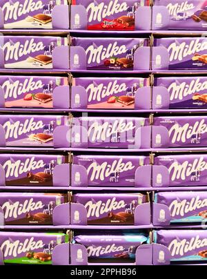 Kiel, Allemagne - 16. Octobre 2022 : une exposition avec différents types de chocolat de la société Milka dans un supermarché. Banque D'Images