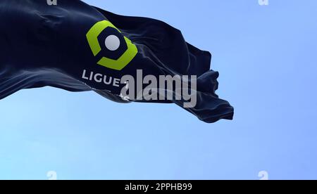 Gros plan du drapeau de la Ligue 1 ondulant dans le vent Banque D'Images