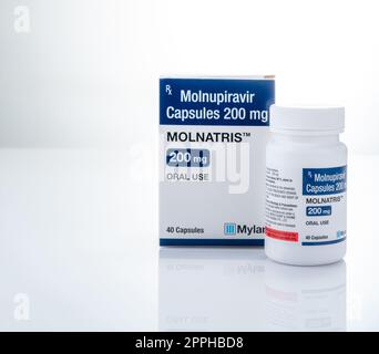 CHONBURI, THAÏLANDE-17 OCTOBRE 2022 : capsules de Molnupiravir 200 mg dans un flacon de médicament et un emballage en carton pour le traitement covid-19. Molnatris fabriqué par Mylan Laboratories sous licence Merck Banque D'Images