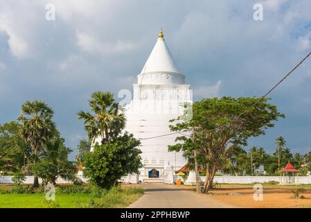 Le Tissamaharama Raja Maha Vihara Stupa dans le sud du Sri Lanka Banque D'Images