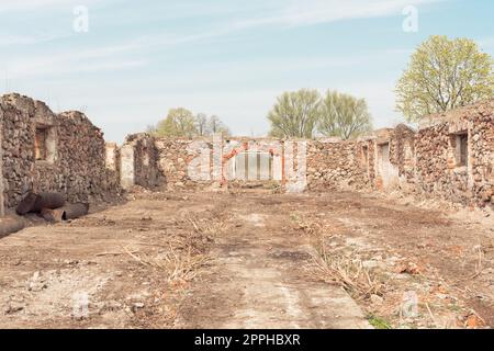 Ancien bâtiment partiellement détruit d'entrepôt sans toit fait de grands pavés pour stocker les produits agricoles Banque D'Images