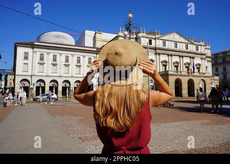 Jeune femme à la mode sur la place Piazza della Scala à Milan, Italie Banque D'Images