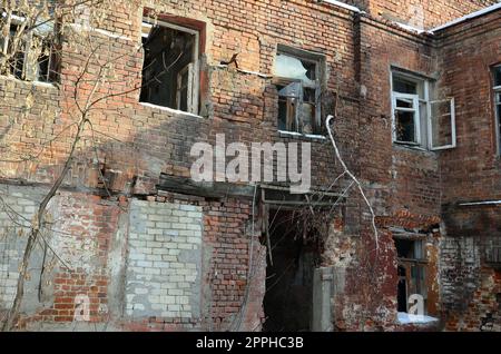 Fragment d'un édifice abandonné de deux étages après des opérations militaires à Donetsk Banque D'Images