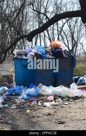 La poubelle est emballée avec des ordures et des déchets. Enlèvement des ordures dans les zones peuplées en temps opportun Banque D'Images