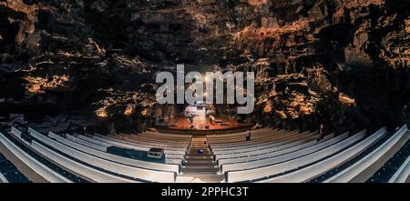 LANZAROTE, ÎLES CANARIES - 22 JUILLET 2022 : attraction touristique célèbre - Los Jameos Del Agua. Salle de concert dans la grotte. Partie d’un tube de lave (1,5 km) créé par l’éruption du volcan Monte Corona Banque D'Images