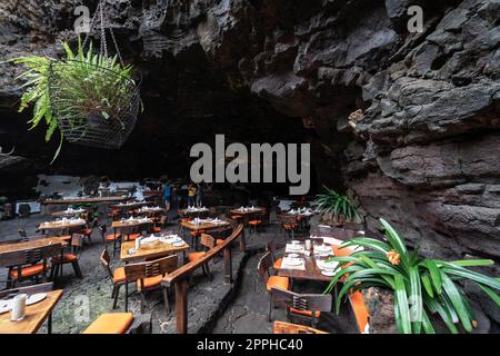 LANZAROTE, ÎLES CANARIES - 22 JUILLET 2022 : attraction touristique célèbre - Los Jameos Del Agua. Partie d’un tube de lave (1,5 km) créé par l’éruption du volcan Monte Corona Banque D'Images