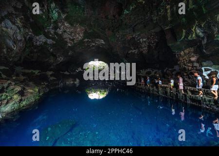 LANZAROTE, ÎLES CANARIES - 22 JUILLET 2022 : attraction touristique célèbre - Los Jameos Del Agua et lac salé souterrain. Partie d’un tube de lave (1,5 km) créé par l’éruption du volcan Monte Corona. Banque D'Images