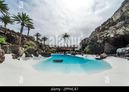 LANZAROTE, ÎLES CANARIES - 22 JUILLET 2022 : attraction touristique célèbre - Los Jameos Del Agua. Partie d’un tube de lave (1,5 km) créé par l’éruption du volcan Monte Corona. Banque D'Images