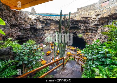 LANZAROTE, ÎLES CANARIES - 22 JUILLET 2022 : attraction touristique célèbre - Los Jameos Del Agua. Partie d’un tube de lave (1,5 km) créé par l’éruption du volcan Monte Corona Banque D'Images