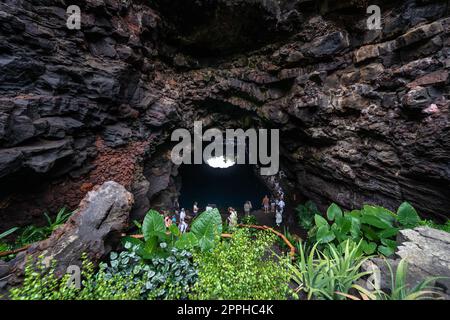 LANZAROTE, ÎLES CANARIES - 22 JUILLET 2022 : attraction touristique célèbre - Los Jameos Del Agua. Partie d’un tube de lave (1,5 km) créé par l’éruption du volcan Monte Corona Banque D'Images