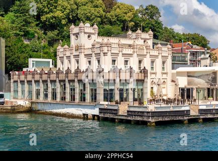 Sariyer Subay Askeri Gazinosu, un restaurant près du détroit du Bosphore, à côté du terminal de ferry de Sariyer, Istanbul, Turquie Banque D'Images