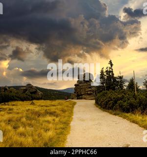 Vue ensoleillée sur les Sudètes en octobre. Banque D'Images