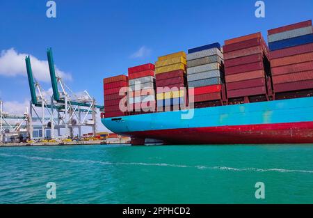 Porte-conteneurs à Port Miami, l'un des plus grands ports de fret des États-Unis. Banque D'Images