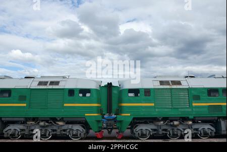 Transition entre deux trains électriques. Un petit couloir dans le rôle d'un portail entre les deux côtés de la cabine d'un train électrique russe Banque D'Images
