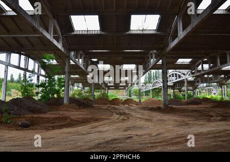 Image d'un paysage industriel abandonné hangar avec un toit endommagé. Photo sur grand angle Banque D'Images