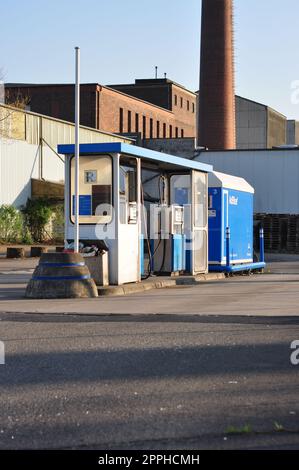 Plan vertical d'une ancienne pompe à essence ARAL dans la zone portuaire Banque D'Images