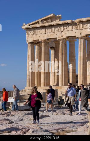 Athènes, Grèce - 17 octobre 2022: Groupe de touristes devant le Parthénon sur l'Acropole d'Athènes. Temple a été dédié à la déesse Athéna Banque D'Images