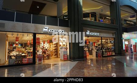 Istanbul, Turquie - 15 septembre 2022 : Karaca magasin d'électroménager de cuisine de luxe Banque D'Images