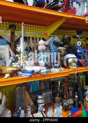 Nesebar, Bulgarie - 13 septembre 2022 : sacs à main et sacs à dos avec des motifs traditionnels bulgares. Fait à la main. Vitrine d'une boutique privée vendant souvenirs et cadeaux Banque D'Images