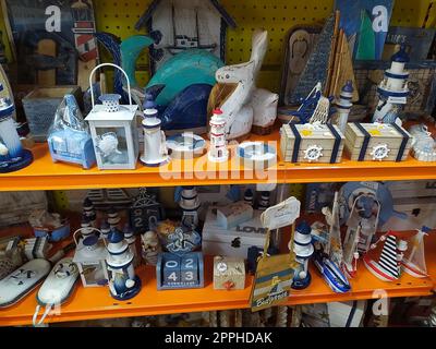 Nesebar, Bulgarie - 13 septembre 2022 : sacs à main et sacs à dos avec des motifs traditionnels bulgares. Fait à la main. Vitrine d'une boutique privée vendant souvenirs et cadeaux Banque D'Images