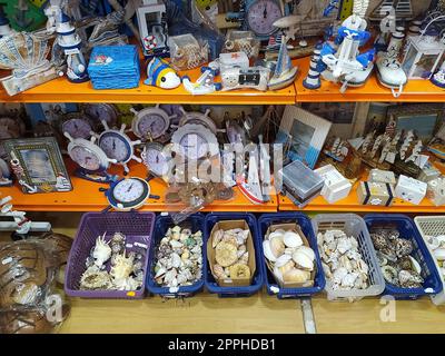 Nesebar, Bulgarie - 13 septembre 2022 : sacs à main et sacs à dos avec des motifs traditionnels bulgares. Fait à la main. Vitrine d'une boutique privée vendant souvenirs et cadeaux Banque D'Images