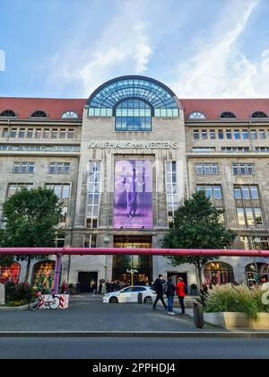 Berlin, Allemagne - 03. Octobre 2022 : vue du KaDeWe des grands magasins de luxe à Berlin par une journée ensoleillée. Banque D'Images
