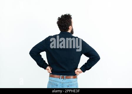 Un homme qui se tient debout en arrière pour trouver de nouvelles idées étonnantes. Un homme d'affaires qui réfléchit profondément aux plans anciens et merveilleux. Guy Brain Storming stratégies brillantes. Banque D'Images