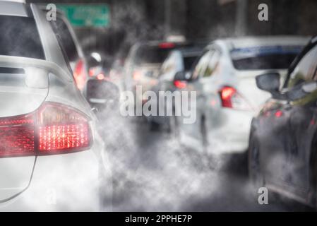 Pollution de l'air due à la circulation de la fumée d'échappement des voitures dans la ville. Réduire la pollution par le réchauffement climatique et le dioxyde de carbone résultant de la combustion des moteurs. Banque D'Images