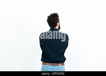 Un homme qui se tient debout en arrière pour trouver de nouvelles idées étonnantes. Un homme d'affaires qui réfléchit profondément aux plans anciens et merveilleux. Guy Brain Storming stratégies brillantes. Banque D'Images