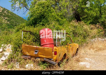 Épave d'une voiture dans les ruines du village abandonné de Perithia, Corfou, Grèce Banque D'Images