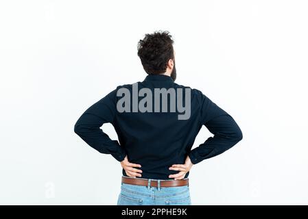 Un homme qui se tient debout en arrière pour trouver de nouvelles idées étonnantes. Un homme d'affaires qui réfléchit profondément aux plans anciens et merveilleux. Guy Brain Storming stratégies brillantes. Banque D'Images