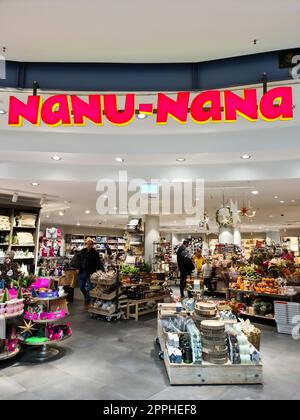 Kiel, Allemagne - 03. Octobre 2022 : entrée d'une boutique de la chaîne Nanu Nana. Banque D'Images