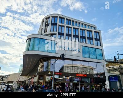 Berlin, Allemagne - 03. Octobre 2022 : entrée dans un grand Primark Superstore à Berlin avec beaucoup de monde devant lui. Banque D'Images