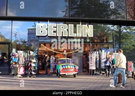 Berlin, Allemagne - 03. Octobre 2022 : entrée des boutiques souvenirs Berlin à Alexanderplatz. Banque D'Images