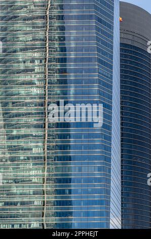 MADRID, ESPAGNE - 6 OCTOBRE 2021 : détail architectural, façades vitrées des gratte-ciel modernes qui font partie du quartier d'affaires Cuatro Torres à Madrid, Espagne Banque D'Images