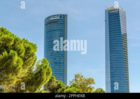 MADRID, ESPAGNE - 6 OCTOBRE 2021 : vue sur les gratte-ciels modernes qui font partie du quartier des affaires de Cuatro Torres à Madrid, Espagne Banque D'Images