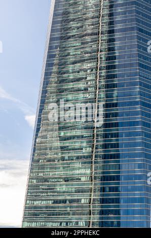 MADRID, ESPAGNE - 6 OCTOBRE 2021 : détail architectural, façades vitrées des gratte-ciel modernes qui font partie du quartier d'affaires Cuatro Torres à Madrid, Espagne Banque D'Images