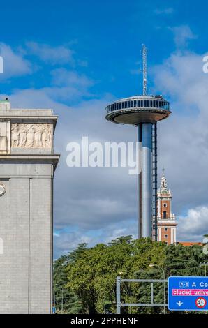 MADRID, ESPAGNE â€“ 5 OCTOBRE 2021 : vue de l'arc de triomphe 'Arco de la Victoria' construit en 1956 et de la tour de transmission 'Faro de Moncloa' construite en 1992 dans le quartier de Moncloa à Madrid, Espagne Banque D'Images