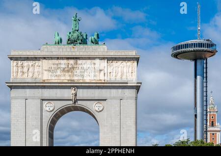 MADRID, ESPAGNE â€“ 5 OCTOBRE 2021 : vue de l'arc de triomphe 'Arco de la Victoria' construit en 1956 et de la tour de transmission 'Faro de Moncloa' construite en 1992 dans le quartier de Moncloa à Madrid, Espagne Banque D'Images