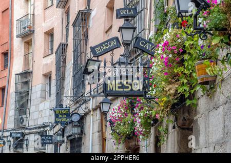 MADRID, ESPAGNE - 4 OCTOBRE 2021 : façade de plusieurs restaurants traditionnels à Madrid, Espagne, au premier plan celui du Meson Rincon de la Cava Banque D'Images