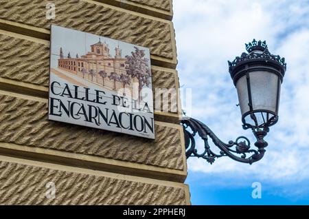 MADRID, ESPAGNE - 4 OCTOBRE 2021 : de magnifiques panneaux de rue carrelés à Madrid, conçus dans les années 90 par l'artiste céramique Alfredo Ruiz de Luna Banque D'Images