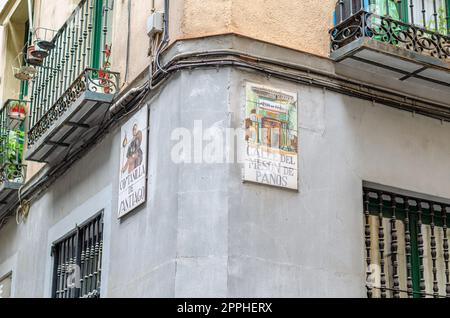 MADRID, ESPAGNE - 4 OCTOBRE 2021 : de magnifiques panneaux de rue carrelés à Madrid, conçus dans les années 90 par l'artiste céramique Alfredo Ruiz de Luna Banque D'Images