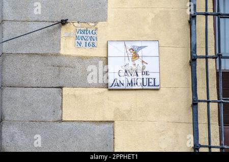 MADRID, ESPAGNE - 4 OCTOBRE 2021 : de magnifiques panneaux de rue carrelés à Madrid, conçus dans les années 90 par l'artiste céramique Alfredo Ruiz de Luna Banque D'Images