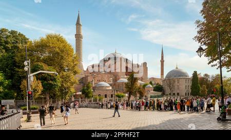Longue file d'attente de touristes attendant d'entrer dans la mosquée Sainte-Sophie, ou Ayasofya Camii, autrefois une église orthodoxe grecque Banque D'Images