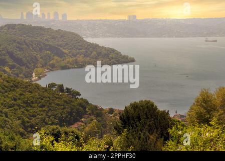 Sommet des montagnes d'Anadolu Kavagi, détroit du Bosphore, Istanbul, Turquie, avec des bois verts, mer calme, au coucher du soleil Banque D'Images