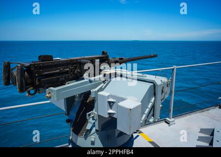 Mitrailleuse automatisée sur le pont d'un navire militaire Banque D'Images